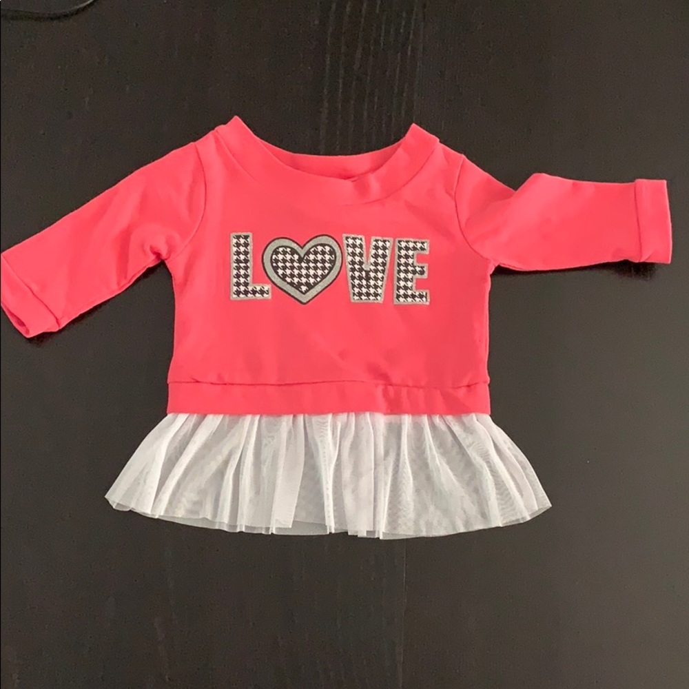 Pink sweater shirt with tulle detail.